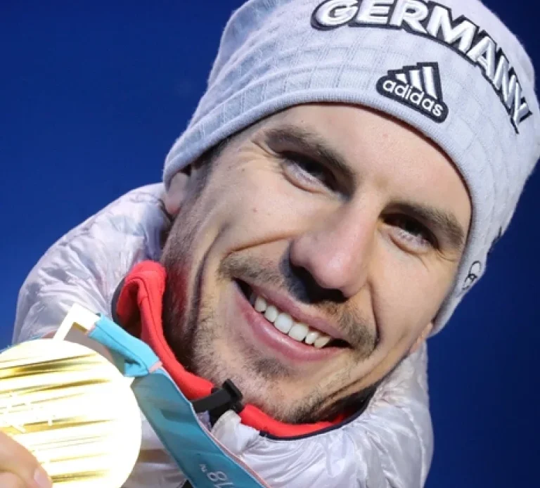 Südkorea, Pyeongchang: Olympia, Biathlon, Sprint 10 km, Männer, Medal Plaza: Arnd Peiffer aus Deutschland jubelt über seine Goldmedaille bei der Medaillenvergabe auf dem Podium.